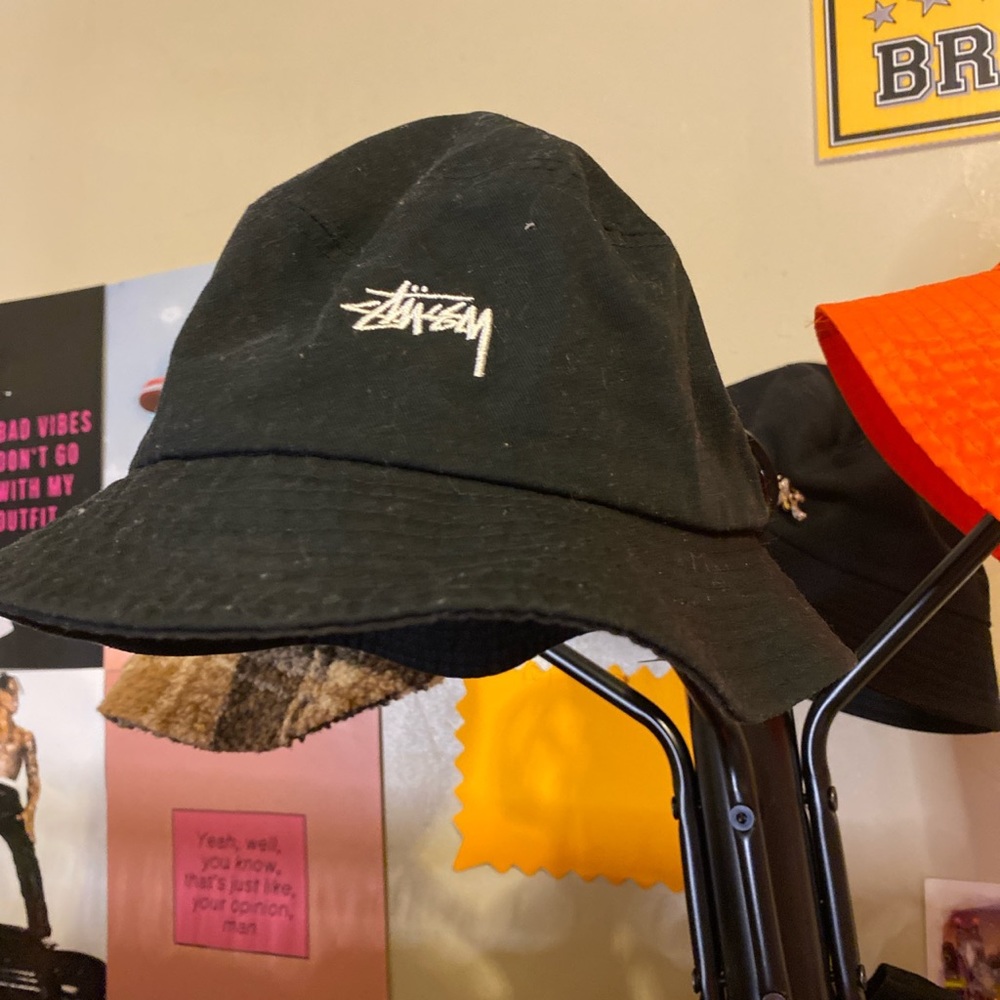 black stussy bucket hat